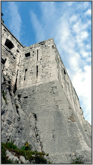 citadelle-ext-59web.jpg - Citadelle Extérieur Est - Petit bastion qui protégeait l'accès à l'escalier souterrain de la citadelle. Il était accolé à la porte du Dauphiné (autre vue)