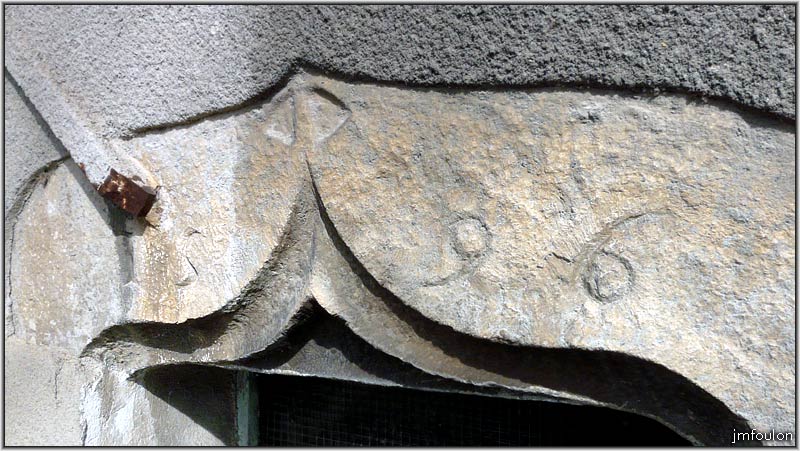 porte-niere-09.jpg - Pierre de taille sur un fenestron près de la porte de la Nière datée de 1596