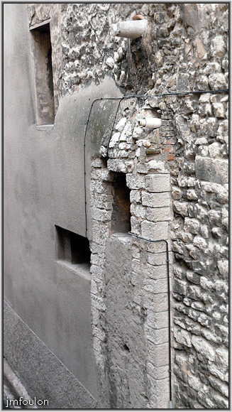 rue-jalet-07aweb.jpg - Rue du Rieu - Vestige sur un mur, dont une goulotte en pierre taillée