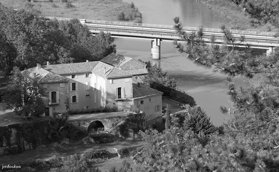sisteron_n-b-016web.jpg - Le château de la Casette. En arrière-plan, le pont de l'A51 qui enjambe la Durance.