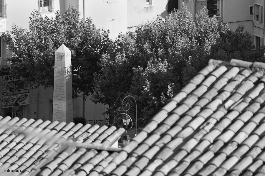 sisteron_n-b-025web.jpg - Zoom sur l'Obelix  depuis la rue des remparts à la Coste.
