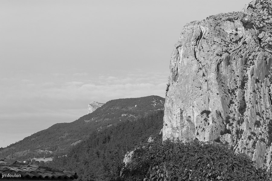 sisteron_n-b-032web.jpg - Au loin Gache et à gauche, le rocher de la Baume depuis la jonction des rues Poterie et des Remparts à la Coste.