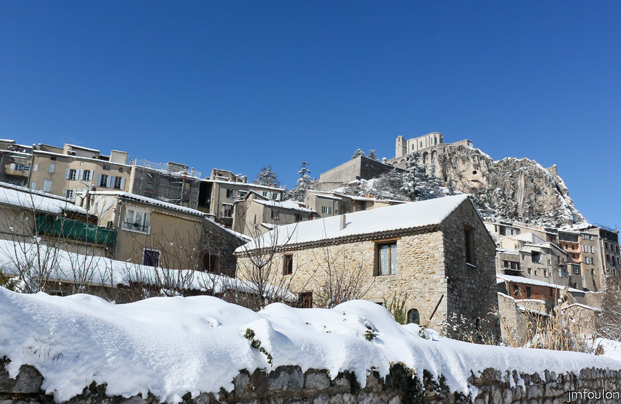 sist-neige-12_02-35.jpg - Bourg Reynaud et la Citadelle depuis la Promenade Louis Javel. Au 1er plan, les vestiges des remparts | Voir la galerie sur les remparts de Sisteron