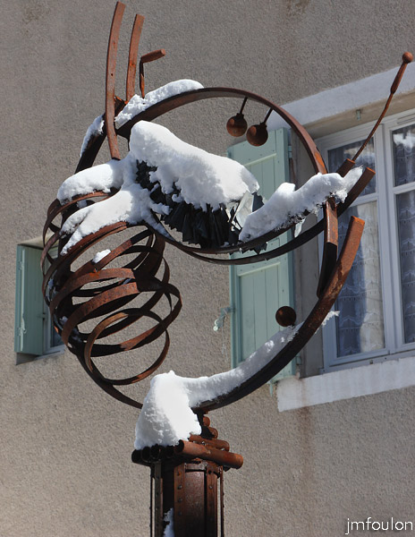 sist-neige-12_02-41.jpg - Oeuvre d'Art enneigée devant le musée Terre te Temps