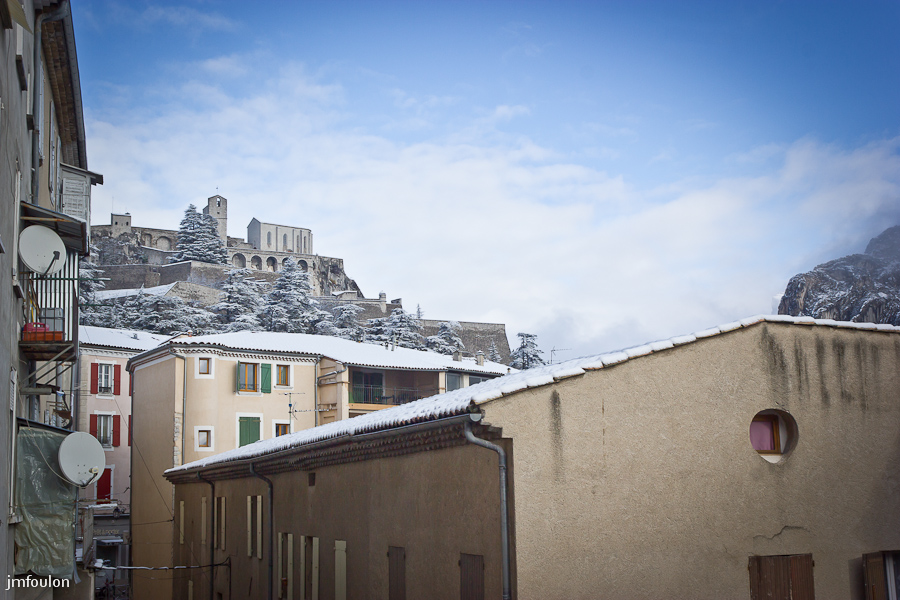 sist-21-11-13-001.jpg - Vue sur la citadelle enneigée depuis la fenêtre de ma chambre
