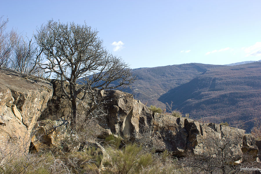 pierre-avon-011.jpg - La barre rocheuse de Pierre Avon. Au loin, la montagne de Chapage et la vallée du Jabron