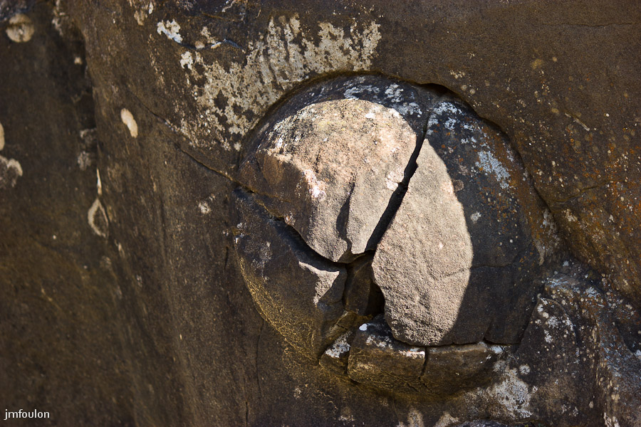pierre-avon-018.jpg - Barre rocheuse de Pierre Avon - Boule de grès