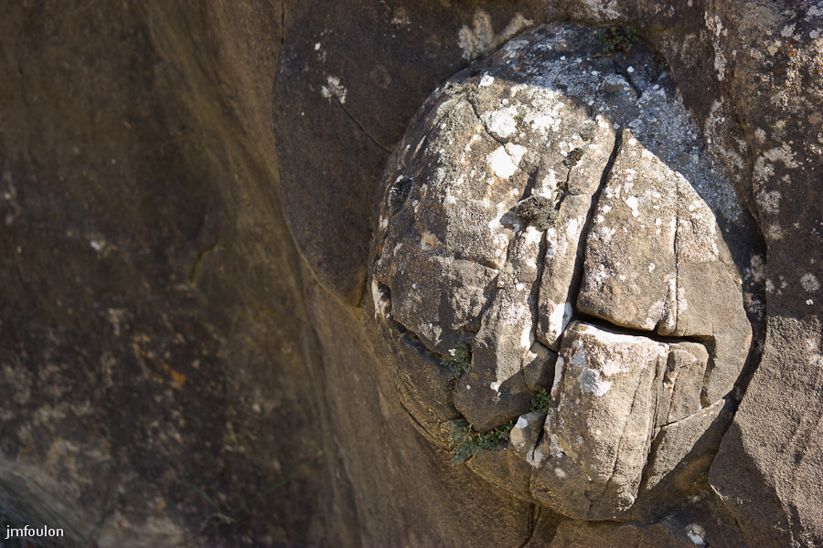 pierre-avon-019.jpg - Barre rocheuse de Pierre Avon - Boule de grès