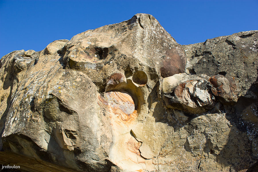 pierre-avon-025.jpg - Sur la partie haute de la barre rocheuse des trous qui contenaient des boules apparaissent. La roche prends ici de multiples teintes !