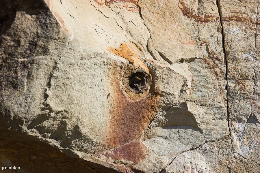 pierre-avon-028.jpg - Barre rocheuse de Pierre Avon - On touve également ici de petits cratères de quelques centimètres, visiblement du minerai de fer. On voit d'ailleurs la rouille qui s'est imprégnée sur la roche