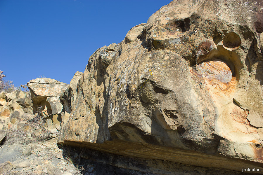 pierre-avon-029.jpg - Sur la partie haute de la barre rocheuse des trous qui contenaient des boules apparaissent. La roche prends ici de multiples teintes !