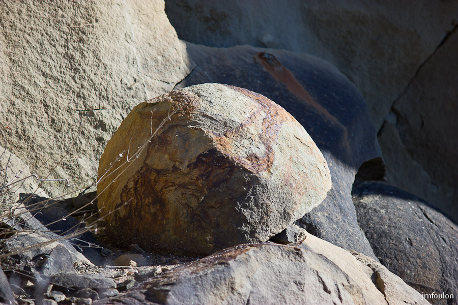 pierre-avon-035.jpg - Barre rocheuse de Pierre Avon - Boule de grès