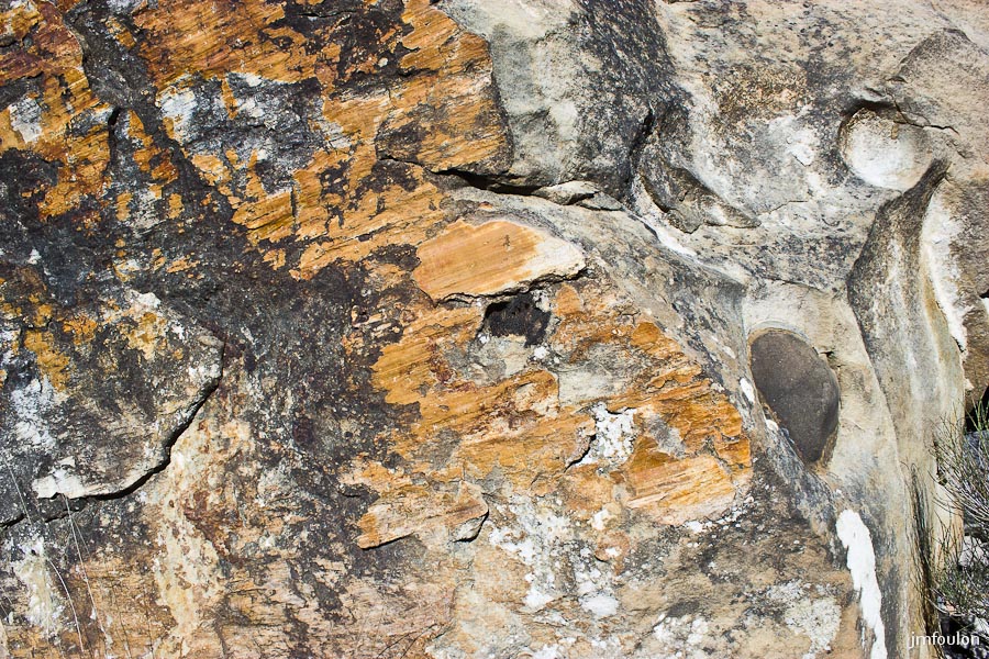 pierre-avon-038.jpg - Barre rocheuse de Pierre Avon - Par endroit se trouve ces traces couleur fauve