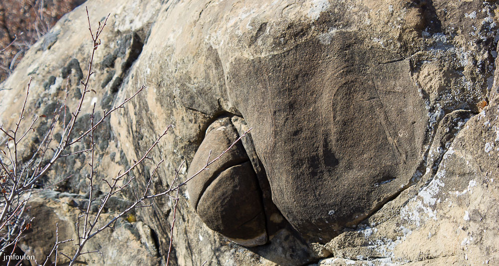 pierre-avon-039.jpg - Barre rocheuse de Pierre Avon - Boule de grès fendue. A droite on voit comme un U inversé déssiné par la nature