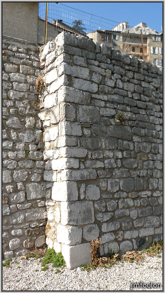 rempart-bg-reynaud-22web.jpg - Sisteron - Vestiges des Remparts - Bourg Reynaud. Décrochement et pierres d'angles