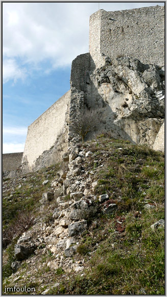 rempart-citadelle-3web.jpg - Sisteron - Vestiges des Remparts - La Coste. On voit bien ici la base du rempart. En haut à gauche, le chemin de ronde qui fermait le front nord de la ville au Moyen-Âge
