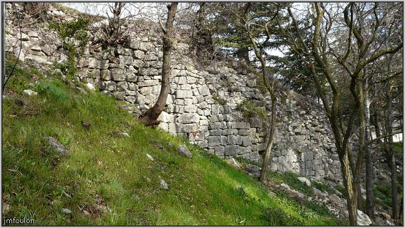 rempart-citadelle-5web.jpg - Sisteron - Vestiges des Remparts - La Coste. On trouve quelques vestiges de cette partie du rempart Est jusqu'à la tour du fort et au dela, jusqu'au pied de la rue Poterie