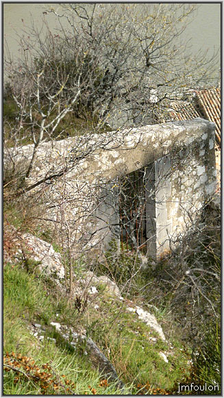 rempart-citadelle-7web.jpg - Sisteron - Vestiges des Remparts - La Coste. Continuité de ce rempart plus bas. Une porte en barreaux d'acier permet de passer de part et d'autre