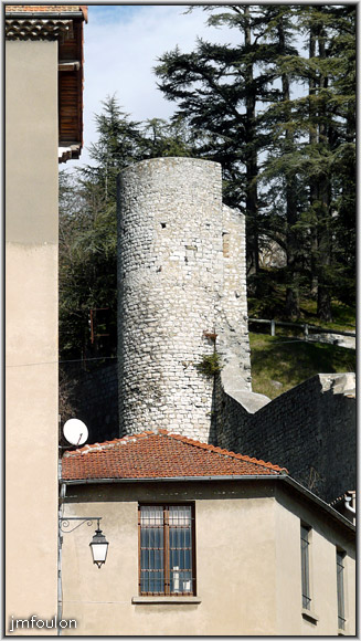 rempart-coste-10web.jpg - Sisteron - Vestiges des Remparts - La Coste. La Tour du fort et le reste du rempart vues de la place du Tivoli