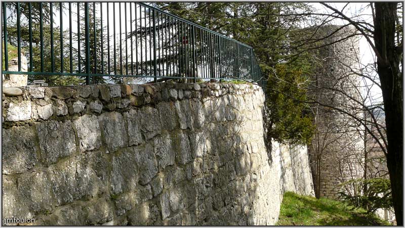 rempart-coste-5web.jpg - Sisteron - Vestiges des Remparts - La Coste. Le rempart au nord de la tour du Fort