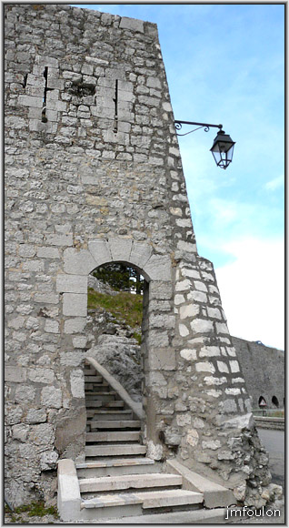 rempart-de-gardette-08web.jpg - Sisteron - Vestiges des Remparts - La Gardette. La porte d'accès vue de l'extérieur
