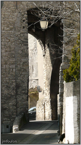 rempart-ft-chaude-1web.jpg - Sisteron - Vestiges des Remparts - La porte de Fond Chaude qui protégeait l'accès nord au quartier du Bourg Reynaud