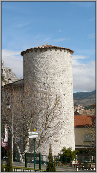 tour-gents-armes-1web.jpg - Sisteron - Vestiges des Remparts - Les Tours (XIIIème) - Tour des Gents d'Arme. Les remparts ouest et sud de la ville étaient reliés à cette tour, qui aujourd'hui fait l'angle entre la Poste et le sud de la rue de Provence