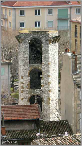 tour-mesidance-4web.jpg - Sisteron - Vestiges des Remparts - Les Tours (XIIIème)  - Tour de la Médisance. La face nord (zoom depuis la Coste). On voit bien ici l'escalier permettant d'accéder au hourds