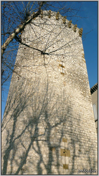 tour-porte-sauve-2web.jpg - Sisteron - Vestiges des Remparts - Les Tours (XIIIème)  - Tour de la Porte Sauve. La dernière des tours à l'est. Ainsi nommée car elle juxtaposait la porte par laquelle s’enfuirent 1 millier de protestants en 1591