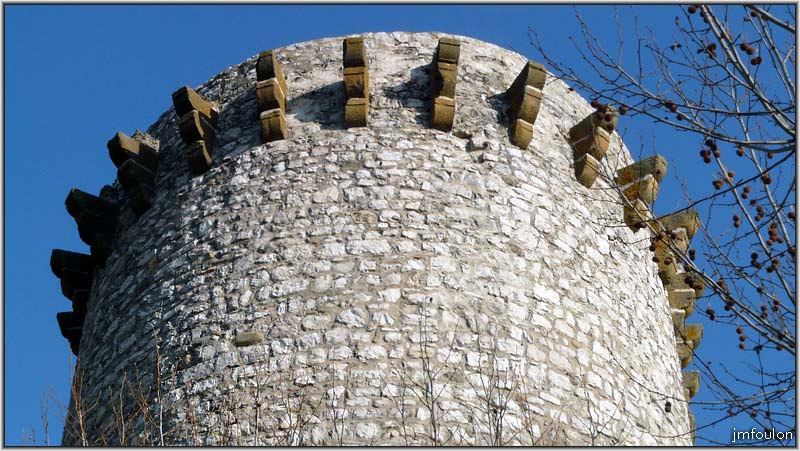 tour-porte-sauve-4web.jpg - Sisteron - Vestiges des Remparts - Les Tours (XIIIème)  - Tour de la Porte Sauve. Vue sur les corbeaux