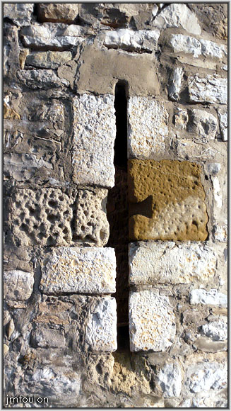 tour-porte-sauve-5web.jpg - Sisteron - Vestiges des Remparts - Les Tours (XIIIème)  - Tour de la Porte Sauve. Détail d'une meurtrière