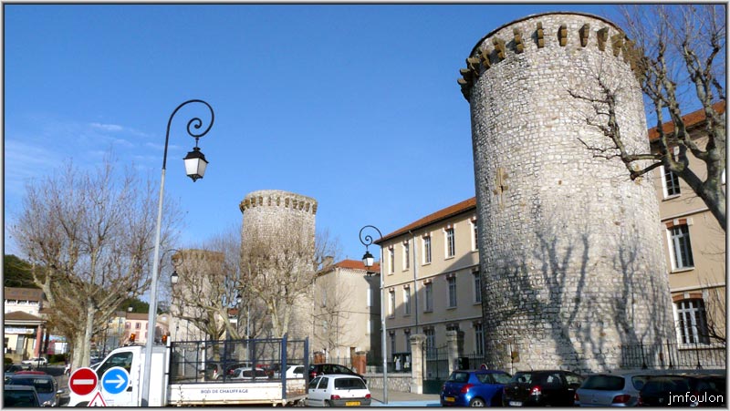 tours-1web.jpg - Sisteron - Vestiges des Remparts - Les Tours (XIIIème). De la plus proche à la plus lointaine: Les tours Porte Sauve, Notre-Dame et de la Médisance