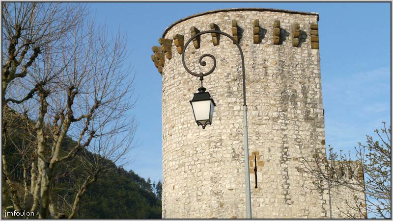 tours-2web.jpg - Sisteron - Vestiges des Remparts - Les Tours (XIIIème). Ici la partie haute de la tour Porte Sauve (est) et en arrière plan, la tour Notre-Dame. A gauche le Molard