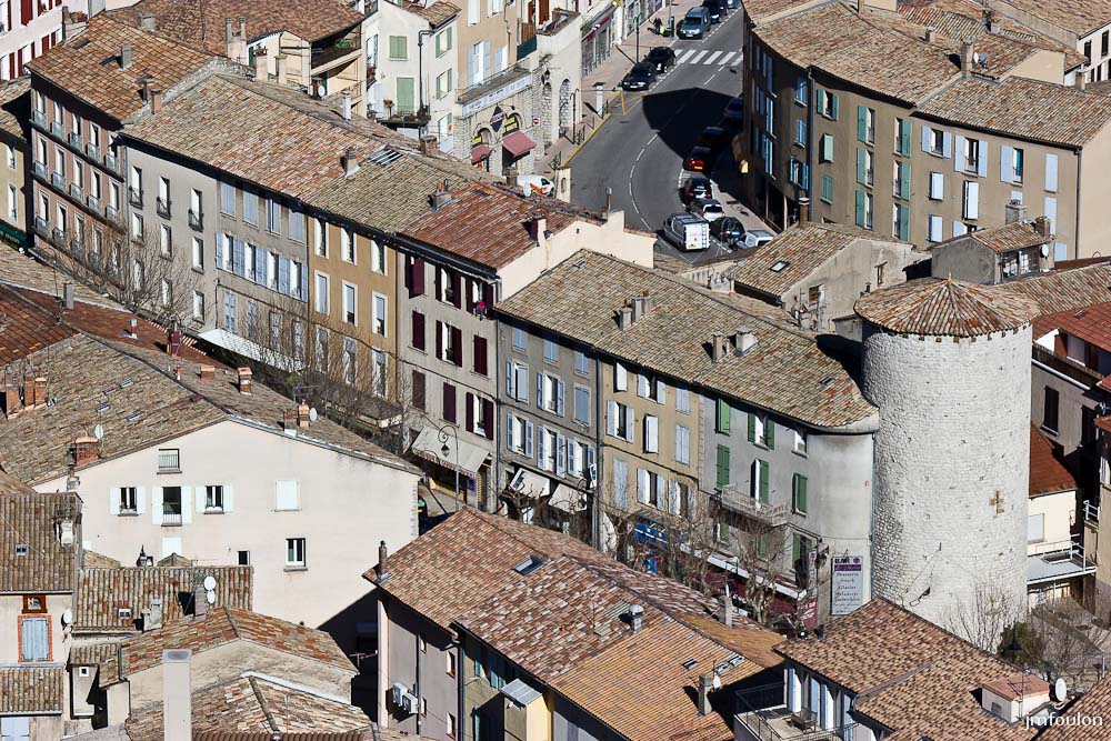 sist-zoom-005.jpg - Zoom sur la vieille ville - La rue de Provence, construite sur le rempart. Les murs-est, côté rue du Jalet, sont appuyés sur les vestiges du rempart dont on voit encore des traces ca et la