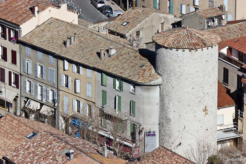 sist-zoom-006.jpg - Zoom sur la vieille ville - Tour des Gents d'Arme à l'entrée Sud de la rue de Provence