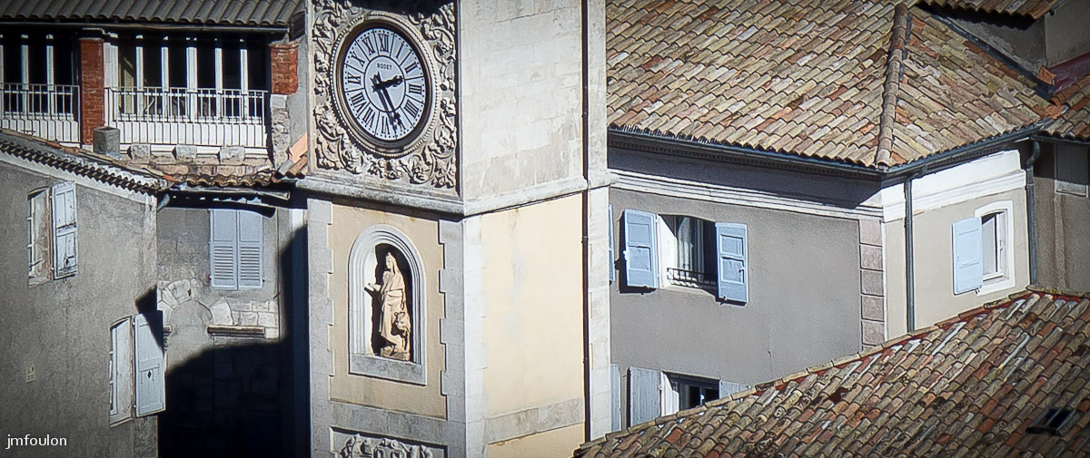 sist-zoom-010-3.jpg - Zoom sur la vieille ville - 2:25 a l'horloge ! Derrière à gauche, on aperçois la maison Romane (XIVe siècle) de la rue Mercerie