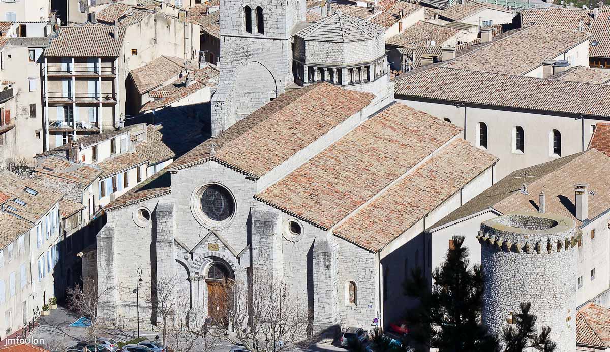 sist-zoom-011-2.jpg - Zoom sur la vieille ville - Notre Dame des Pommiers ( Début de la construction 1160 - Fin des travaux 1080 )