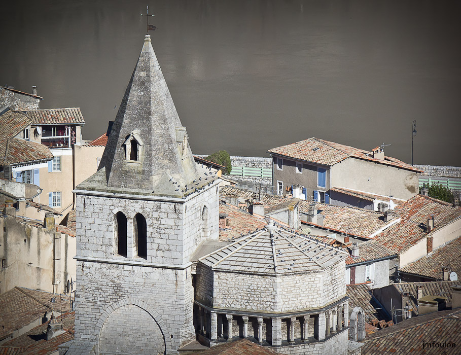 sist-zoom-012-1.jpg - Zoom sur la vieille ville -  Notre Dame des Pommiers, de style lombard-provençal et sa coupole (XIIe siècle)