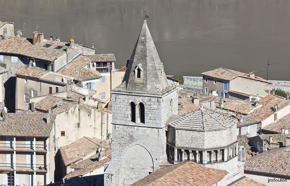 sist-zoom-012.jpg - Zoom sur la vieille ville -  Notre Dame des Pommiers. Juste à droite se trouve l'ancien couvent des Visitandines dont on aperçois ici le clocheton de pierre