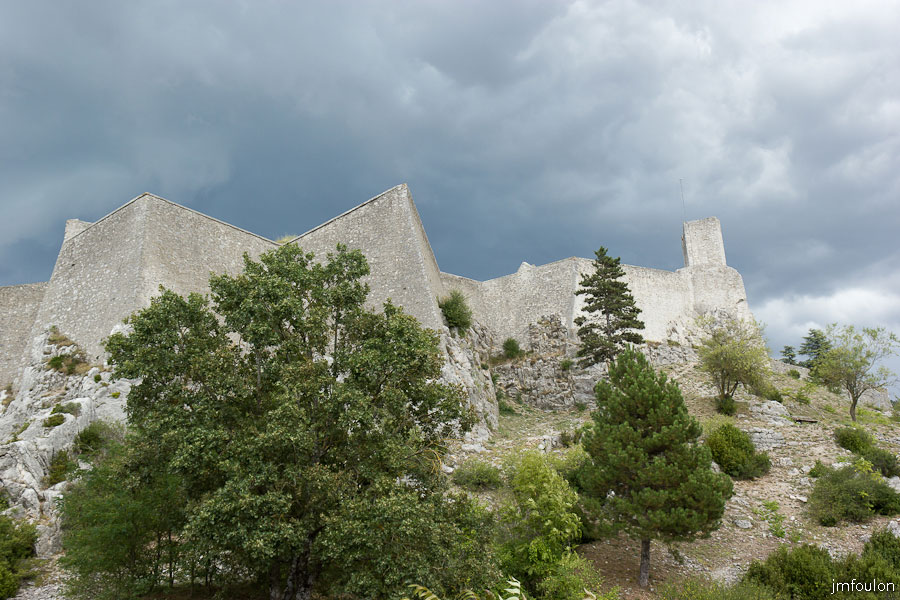sisteron-vue-citadelle-002.jpg - Sisteron - La citadelle depuis le Collet sur fond de ciel orageux.