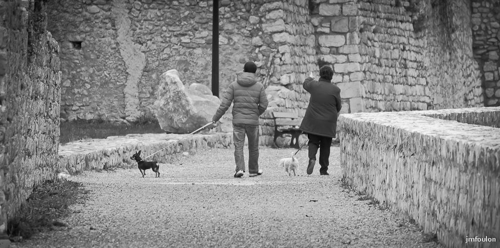 zoom-nb-014.jpg - Sisteron - Un Autre Regard - part 1. Chiens et leurs maîtres sur la promenade Louis Javel en bord de Durance