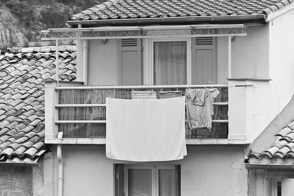 zoom-nb-016.jpg - Sisteron - Un Autre Regard - part 1. Balcon au linge - Bourg Reynaud