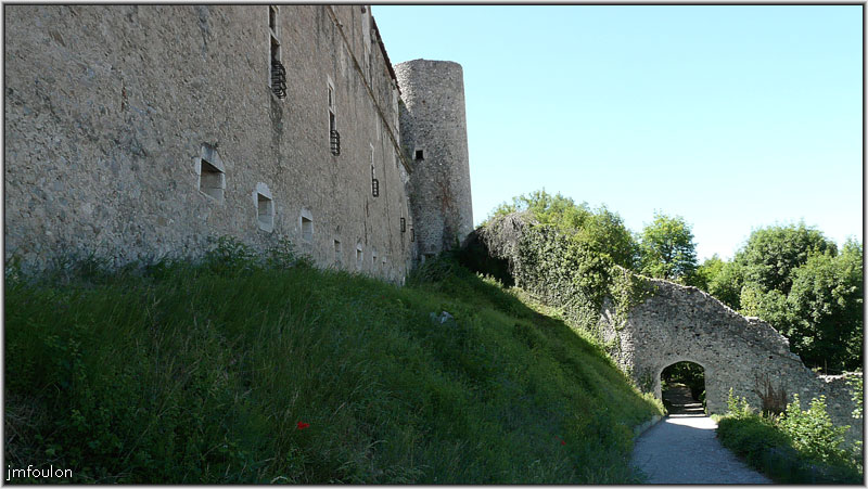 tallard-chateau-11web.jpg - Vue sur l'Aile des Gardes, la Tour Nord/Ouest et la porte d'accès au château ouverte dans le rempart qui entourait jadis le village