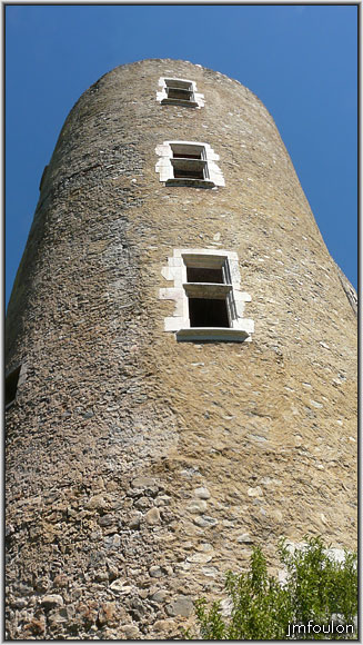 tallard-chateau-40web.jpg - L'imposante tour Sud (autre vue)
