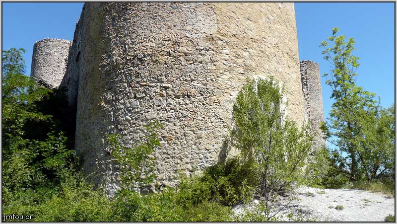tallard-chateau-42web.jpg - Trois des cinq tours du château-fort bâti en forme de triangle et prolongé par la cour d'honneur à laquelle on accède par le châtelet d'entrée