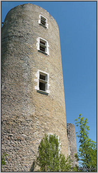 tallard-chateau-43web.jpg - La tour Sud et à droite la courtine Sud/Est au pied de la falaise en bas de laquelle coule la Durance