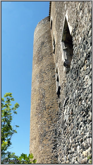 tallard-chateau-45web.jpg - Partie Ouest de la tour Sud/Est et une partie du mur de la Haute Cour. Pas facile de prendre du recul la falaise plongeant à moins d'un mètre des murailles