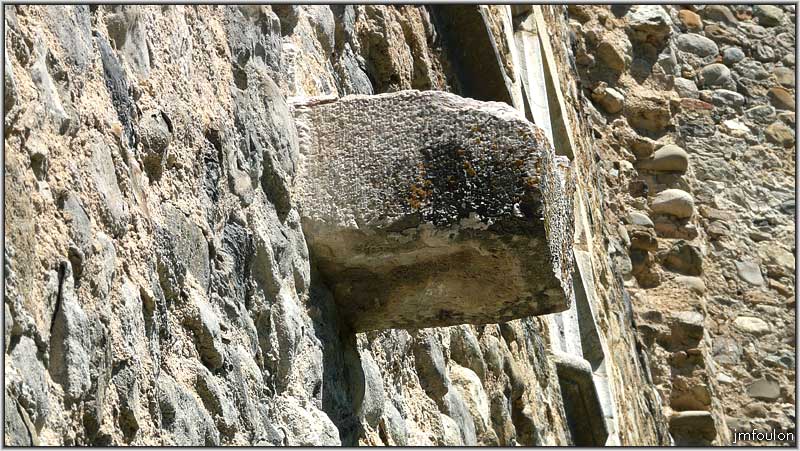 tallard-chateau-46web.jpg - Goulotte en pierre taillée sur le mur de la Haute Cour