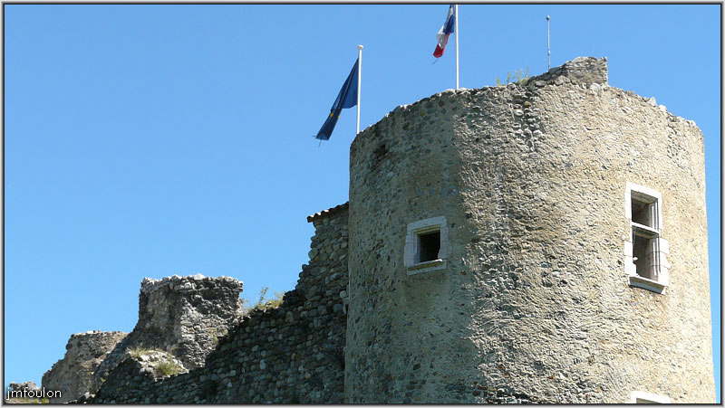 tallard-chateau-52web.jpg - Zoom sur la partie haute de la tour  Sud/est. L'épais mur à gauche est tout ce qui reste du donjon