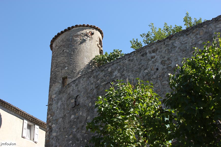 theze-chateau-06web.jpg - Thèze - De plus près. A droite, la façade Ouest se prolonge en un long et haut mur, vestige problable de remparts